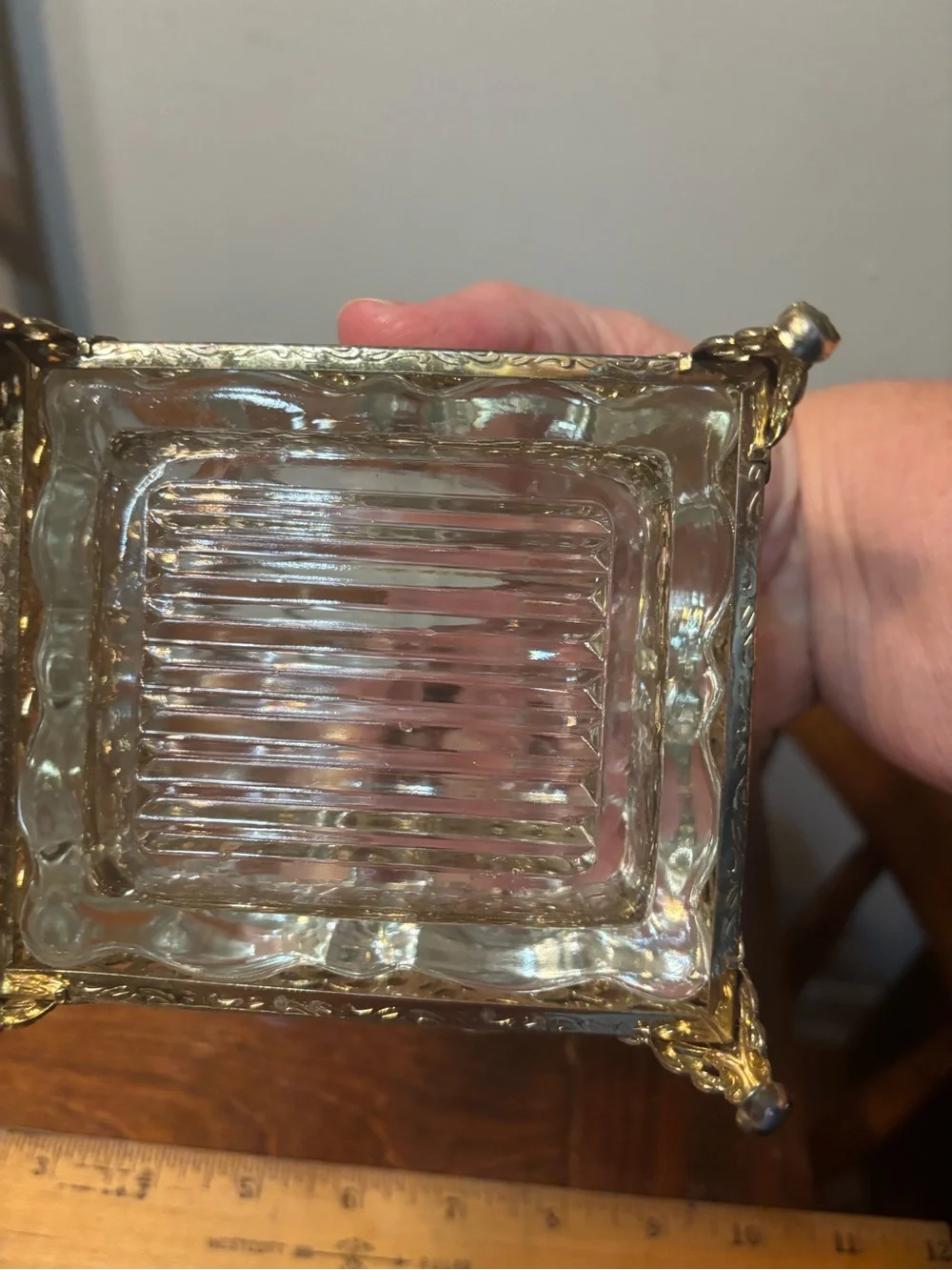 VINTAGE HOLLYWOOD REGENCY GLASS & GOLD FILIGREE FOOTED JEWELRY/TRINKET BOX